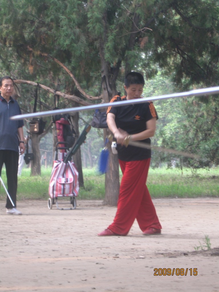 La Maestra Liu Jingping spiega un movimento di spada a Tain Tan Gong Yuan - Beijing