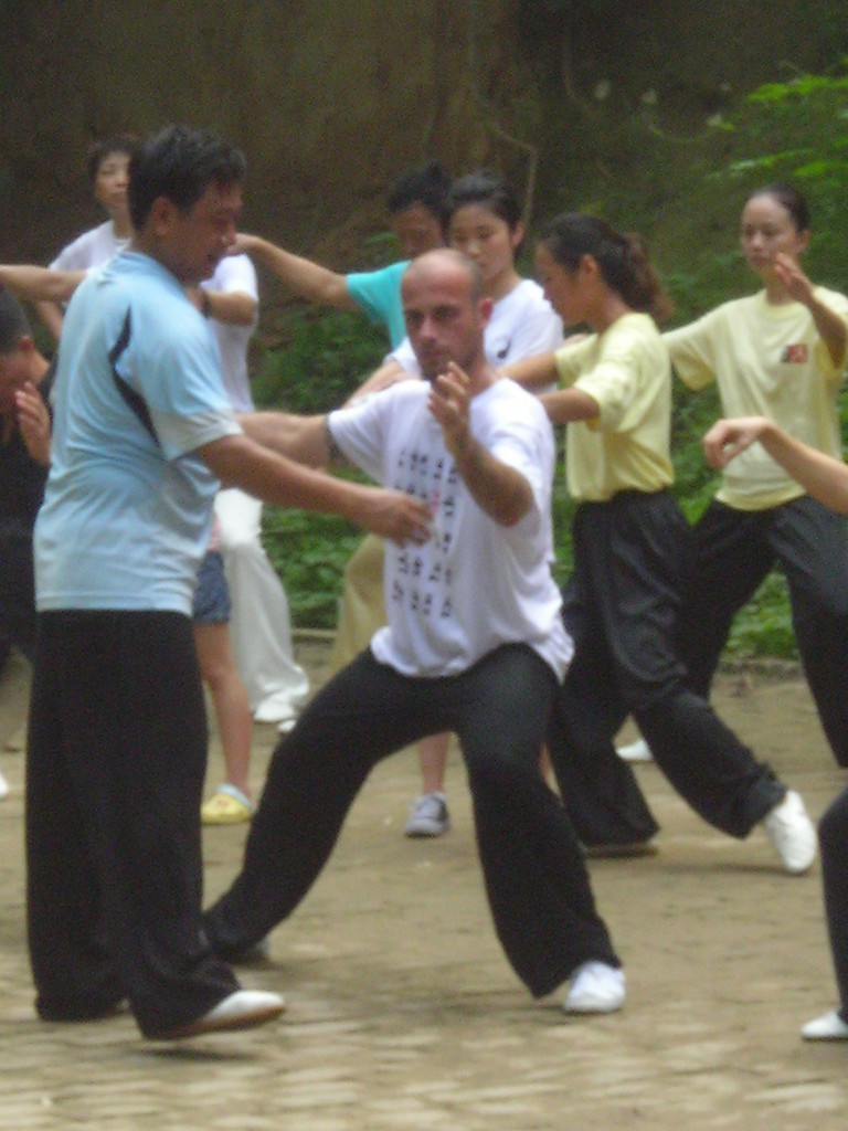 L'insegnante corregge i suoi studenti nella 老架一路. Agosto 2011, 陈家沟, 河南 – Cina.