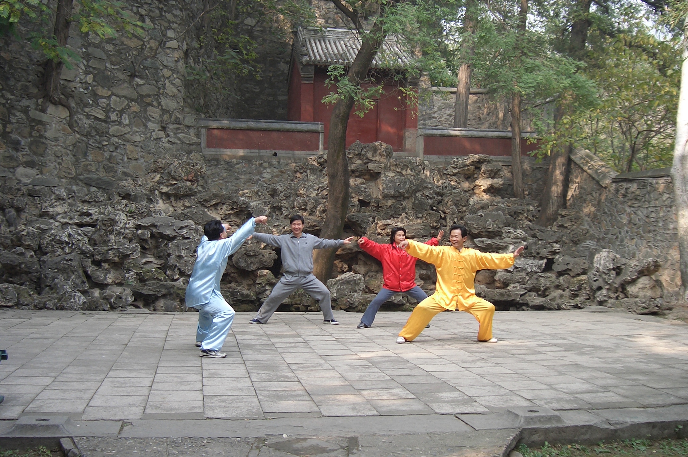 Praticanti di Taijiquan stile Chen nel parco delle Colline Profumate (香山公园) a Pechino, Cina - http://it.wikipedia.org/wiki/Taijiquan